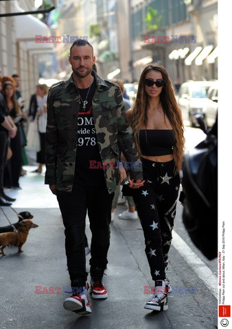 Philipp Plein spaceruje z dziewczyną