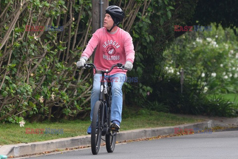Bruce Willis na elektrycznym rowerze