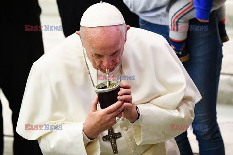Papiez Franciszek pije yerba mate