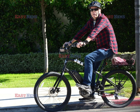 Bruce Willis w kasku na rowerze