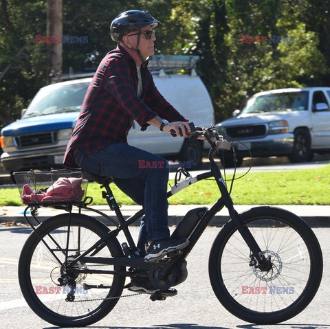 Bruce Willis w kasku na rowerze