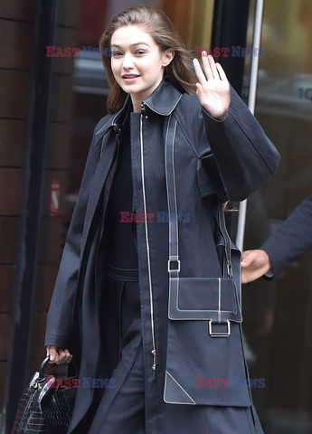 Gigi Hadid w czarnym płaszczu