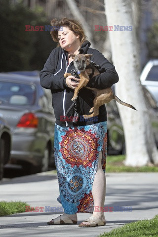 Yasmine Bleeth na spacerze z psem