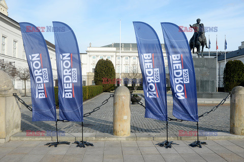 Konferencja Roberta Biedronia przed Pałacem Prezydenckim
