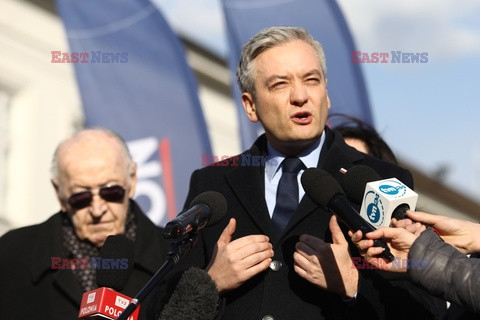 Konferencja Roberta Biedronia przed Pałacem Prezydenckim