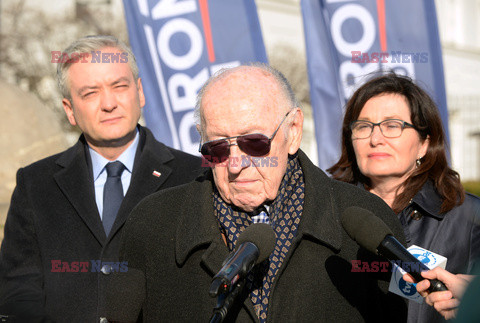 Konferencja Roberta Biedronia przed Pałacem Prezydenckim