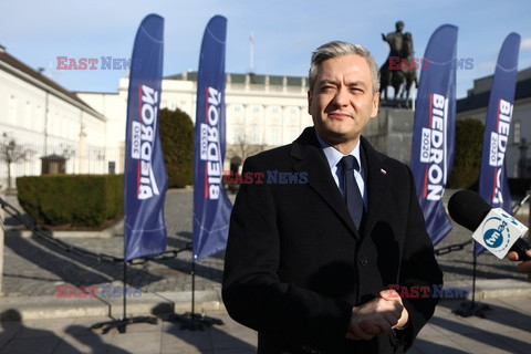 Konferencja Roberta Biedronia przed Pałacem Prezydenckim