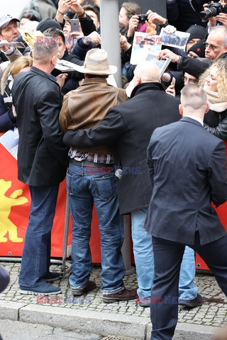 Johny Depp podtrzymywany przez ochroniarzy