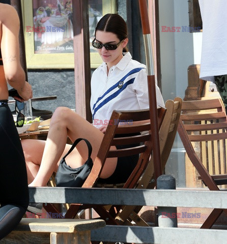Kendall Jenner w białej kurtce i szortach
