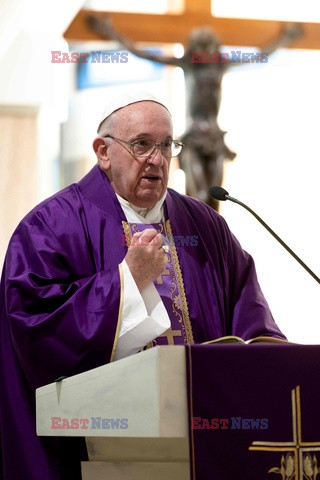 Papież Franciszek samotnie odprawia mszę