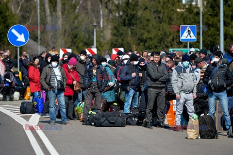Tłum Ukraińców przed granicą w Korczowej