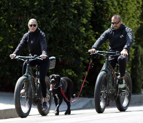 Robin Wright i Clement Giraudet na rowerach