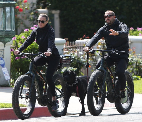 Robin Wright i Clement Giraudet na rowerach
