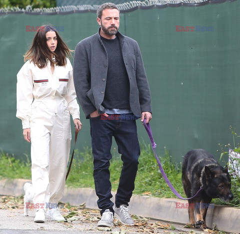 Ben Affleck i Ana de Armas z psami na spacerze