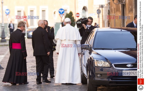 Papież Franciszek idzie odprawić mszę