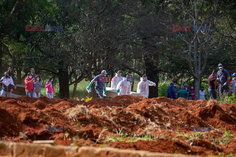 Grzebanie zmarłych na cmentarzu w Sao Paulo