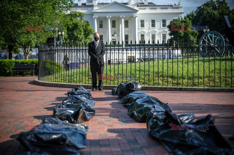 Protest z workami na zwłoki przed Białym Domem