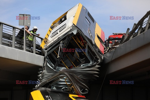 Wypadek miejskiego autobusu na wiadukcie S8