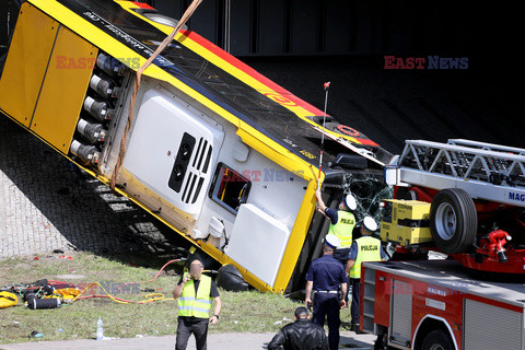Wypadek miejskiego autobusu na wiadukcie S8