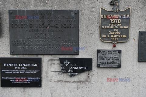 Zniszczona tablica pamiątkowa prałata Jankowskiego