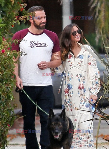 Ben Affleck i Ana de Armas z psami na spacerze
