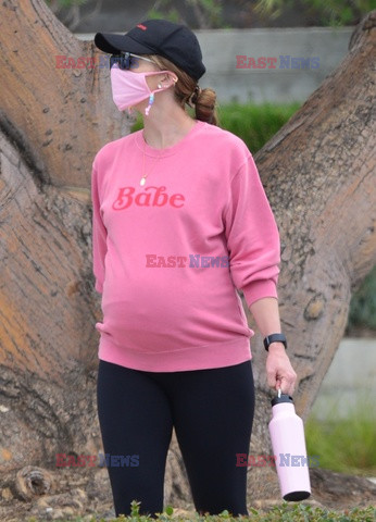 Katherine Schwarzenegger w różowej bluzie z napisem Babe