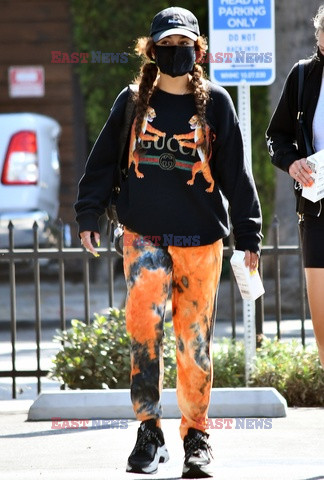 Vanessa Hudgens w pomarańczowych spodniach