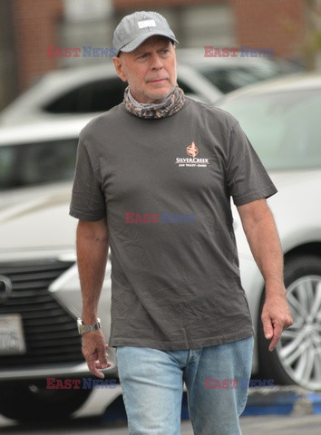 Bruce Willis w czapce i bandanie