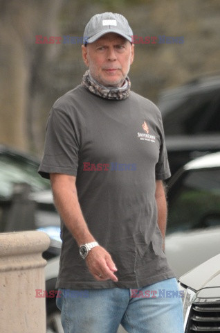 Bruce Willis w czapce i bandanie