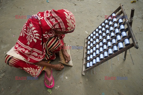 Tradycyjni tkacze z Bangladeszu - AFP