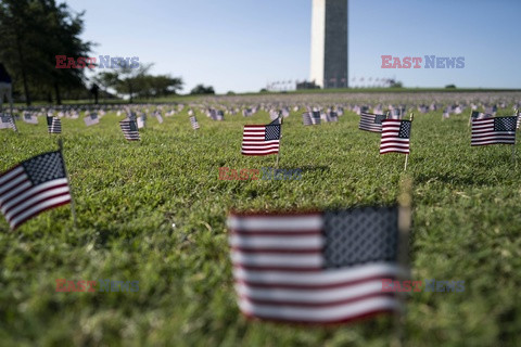 Flagi upamiętniające 200 tysięcy ofiar Covid-19 w USA