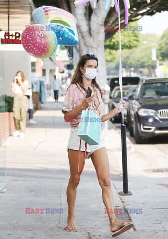 Alessandra Ambrosio kupuje balony