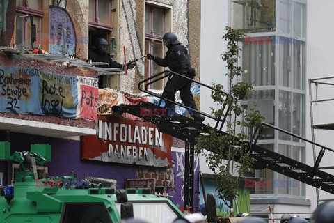 Policja usuwa squattersów w Berlinie