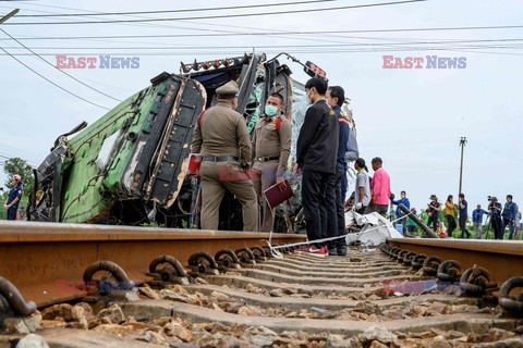 Zderzenie pociągu z autobusem w Tajlandii