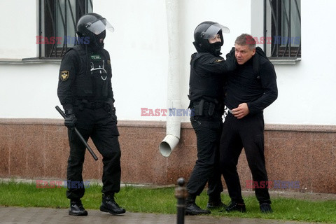 OMON pałuje demonstrantów na Białorusi