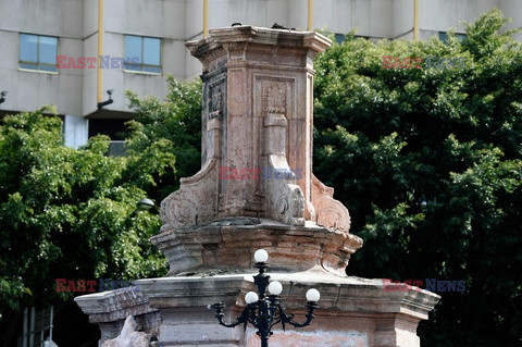 Pusty cokół na pomniku Kolumba w Meksyku