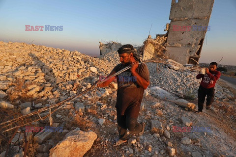 Przetwórstwo metalu ze zniszczonych budynków w Syrii