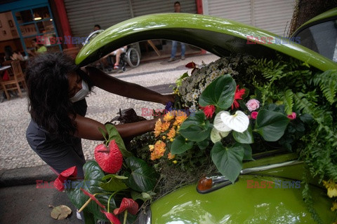 Garbus przerobiony na mobilną kwiaciarnię