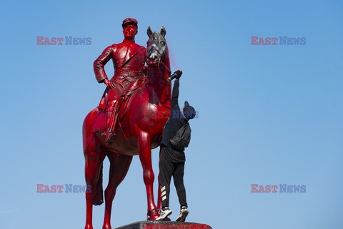 Pomnik generała Baquedano pomalowany na czerwono
