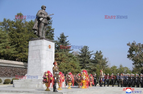Kim Dzong Un składa kwiaty pod pomnikiem Chińskich Ochotników Ludowych