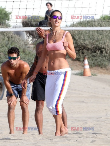 Alessandra Ambrosio gra w siatkówkę na plaży