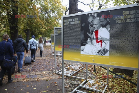 Zniszczona wystawa o Janie Pawle II na krakowskich plantach