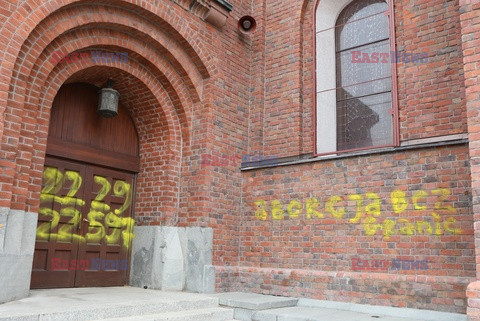 Napisy na warszawskich kościołach