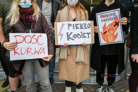 Strajk Kobiet protestuje przed Sejmem