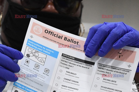Sortowanie głosów przysłanych pocztą w wyborach w USA