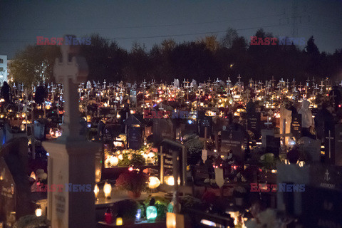 Wieczór przed zamknięciem cmentarzy