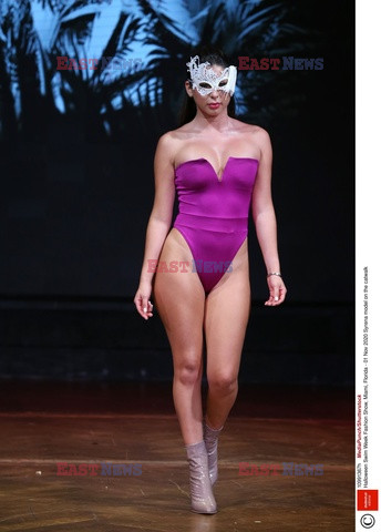 Pokaz mody Halloween Swim w Miami