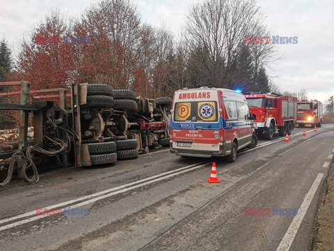 Wypadek ciężarówki z drewnem na DK 28