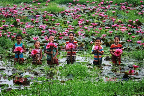 Chłopcy zbierają lilie wodne w Bangladeszu