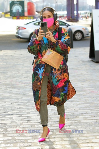 Sarah Jessica Parker w kolorowym płaszczu